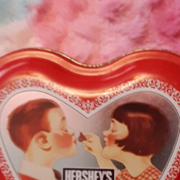 2001 Hershey's Kisses Heart Shape Cannister Tin 4" Preowned Valentines Day - Picture 4 of 15